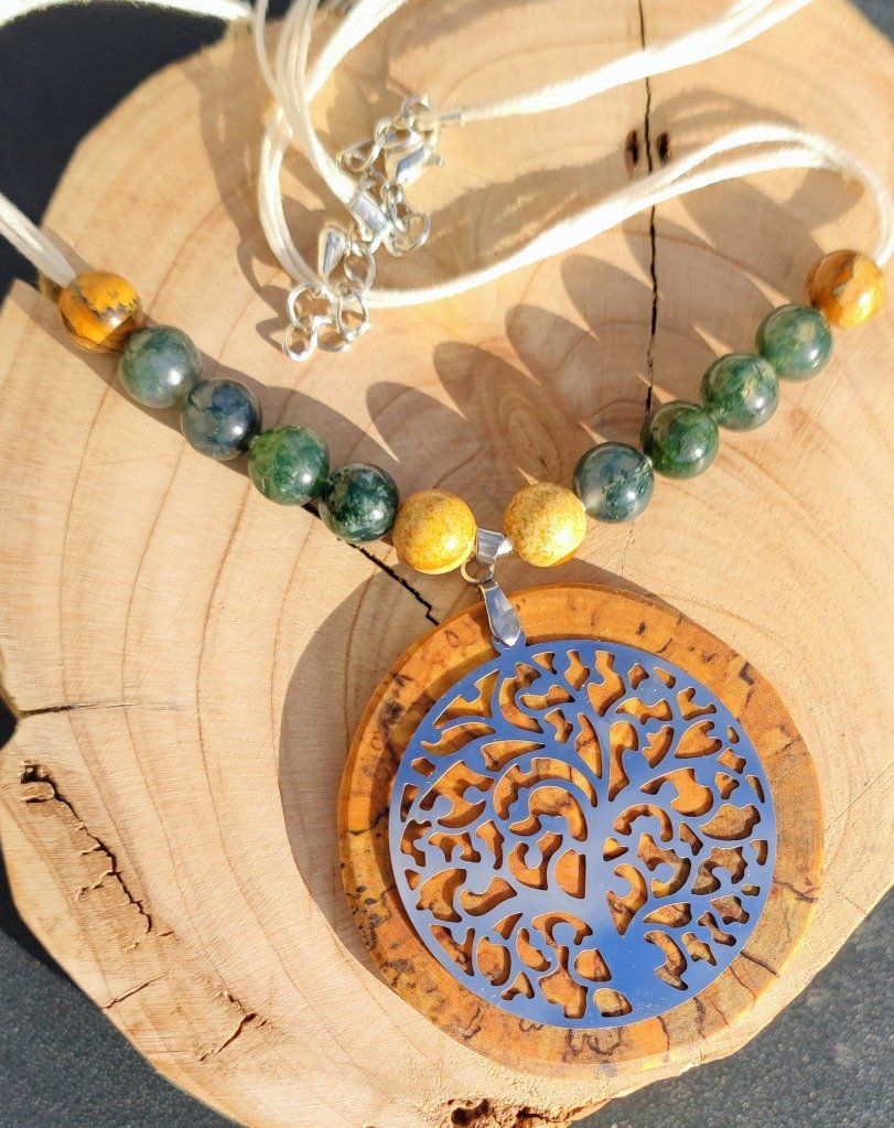 Collier arbre de vie sur bois de bouleau, perles de jaspes paysages et agate mousse.
