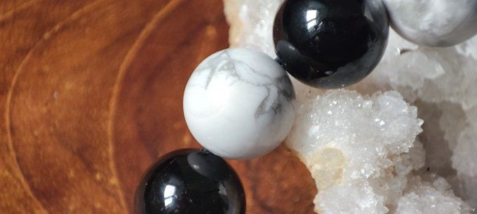 Howlite et tourmaline 